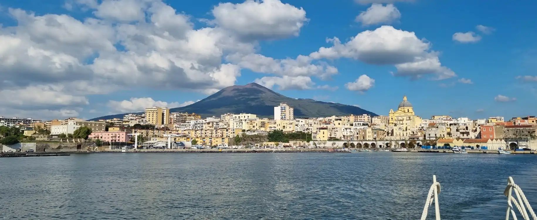Torre Annunziata con il Vesuvio sullo sfondo